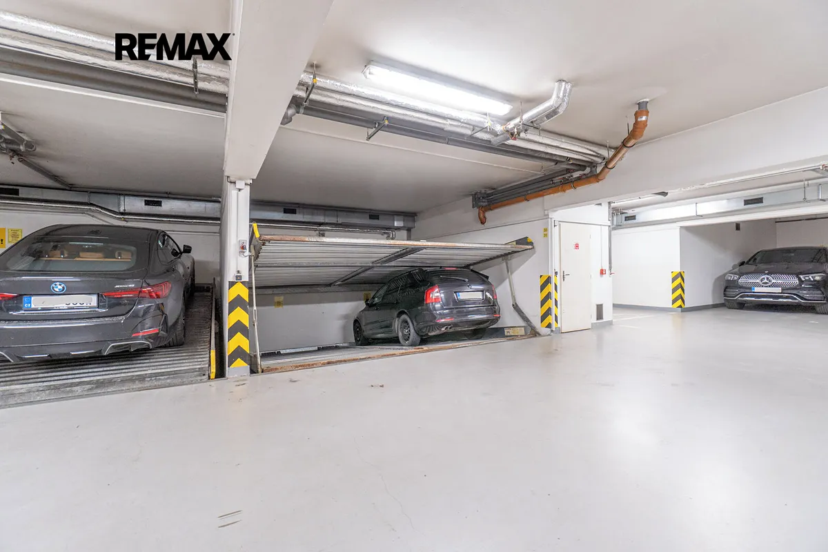 Pronájem garážového stání 12 m²